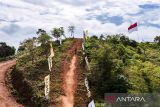 Sejumlah rider nasional dan mancanegara uji coba lintasan balap pada Uncle Hard Enduro 2024 di Kiram Park, Kabupaten Banjar, Kalimantan Selatan, Jumat (9/8/2024). Kompetensi Uncle Hard Enduro 2024 yang bakal gelar pada 10-11 Agustus 2024 diikut sekitar seribu pembalap nasional dan internasional yang berasal dari 11 negara. ANTARA/Abdul Hakim.