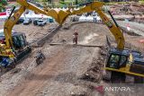 Sejumlah rider nasional dan mancanegara uji coba lintasan balap pada Uncle Hard Enduro 2024 di Kiram Park, Kabupaten Banjar, Kalimantan Selatan, Jumat (9/8/2024). Kompetensi Uncle Hard Enduro 2024 yang bakal gelar pada 10-11 Agustus 2024 diikut sekitar seribu pembalap nasional dan internasional yang berasal dari 11 negara. ANTARA/Abdul Hakim.