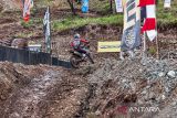 Sejumlah rider nasional dan mancanegara uji coba lintasan balap pada Uncle Hard Enduro 2024 di Kiram Park, Kabupaten Banjar, Kalimantan Selatan, Jumat (9/8/2024). Kompetensi Uncle Hard Enduro 2024 yang bakal gelar pada 10-11 Agustus 2024 diikut sekitar seribu pembalap nasional dan internasional yang berasal dari 11 negara. ANTARA/Abdul Hakim.