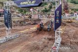 Sejumlah rider nasional dan mancanegara uji coba lintasan balap pada Uncle Hard Enduro 2024 di Kiram Park, Kabupaten Banjar, Kalimantan Selatan, Jumat (9/8/2024). Kompetensi Uncle Hard Enduro 2024 yang bakal gelar pada 10-11 Agustus 2024 diikut sekitar seribu pembalap nasional dan internasional yang berasal dari 11 negara. ANTARA/Abdul Hakim.