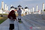 Sejumlah Satuan Kerja Perangkat Aceh (SKPA) bersama warga membersihkan tangga menara masjid saat  aksi Jumat Bersih di objek wisata religi Masjid Raya Baiturrahman Banda Aceh, Aceh, Jumat (9/8/2024). Pemerintah Aceh mengerahkan seluruh  SKPA dan masyarakat  di daerah itu melaksanakan gotong royong serentak setiap Jumat untuk membersihkan lingkungan kota dan penataan sejumlah objek wisata dalam rangka semarak PON XXI Aceh-Sumut. ANTARA FOTO/Ampelsa.