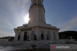 Sejumlah Satuan Kerja Perangkat Aceh (SKPA) bersama warga membersihkan tangga menara masjid saat  aksi Jumat Bersih di objek wisata religi Masjid Raya Baiturrahman Banda Aceh, Aceh, Jumat (9/8/2024). Pemerintah Aceh mengerahkan seluruh  SKPA dan masyarakat  di daerah itu melaksanakan gotong royong serentak setiap Jumat untuk membersihkan lingkungan kota dan penataan sejumlah objek wisata dalam rangka semarak PON XXI Aceh-Sumut. ANTARA FOTO/Ampelsa.