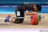 Lifter Indonesia Rizki Juniansyah mencium barbel usai melakukan angkatan clean and jerk dalam kelas 73 kg putra Olimpiade Paris 2024 di South Paris Arena, Paris, Prancis, Kamis (8/8/2024). Rizki meraih medali emas setelah berhasil meraih total angkatan 354 kilogram sehingga menduduki peringkat pertama dari 12 lifter yang turut serta dalam nomor tersebut. ANTARA FOTO/Wahyu Putro A/wsj.