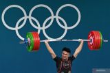 Lifter Indonesia Rizki Juniansyah melakukan angkatan clean and jerk dalam kelas 73 kg putra Olimpiade Paris 2024 di South Paris Arena, Paris, Prancis, Kamis (8/8/2024). Rizki meraih medali emas setelah berhasil meraih total angkatan 354 kilogram sehingga menduduki peringkat pertama dari 12 lifter yang turut serta dalam nomor tersebut. ANTARA FOTO/Wahyu Putro A/wsj.