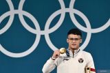 Lifter Indonesia Rizki Juniansyah berpose dengan medali emasnya usai upacara pengalungan medali kelas 73 kg putra Olimpiade Paris 2024 di South Paris Arena, Paris, Prancis, Kamis (8/8/2024). Rizki meraih medali emas setelah berhasil meraih total angkatan 354 kilogram sehingga menduduki peringkat pertama dari 12 lifter yang turut serta dalam nomor tersebut. ANTARA FOTO/Wahyu Putro A/wsj.