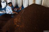 Warga memilah cengkeh di Kare, Kabupaten Madiun, Jawa Timur, Jumat (9/8/2024). Menurut petani di wilayah tersebut saat ini harga cengkeh kering Rp85.000 per kilogram dan basah Rp28 ribu per kilogram, turun dibanding musim panen tahun cengkeh kering Rp130.000 per kilogram dan basah Rp40.000 per kilogram, disebabkan pedagang besar pemilik gudang belum melakukan pembelian. Antara Jatim/Siswowidodo/um 