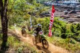 Pembalap memacu motor pada kelas lokal kejuaraan Uncle Hard Enduro (UHE) 2024 di Kiram Park, Kabupaten Banjar, Kalimantan Selatan, Sabtu (10/8/2024). Kejuaraan motor trail bertaraf internasional itu diikuti sekitar seribu pembalap dari berbagai daerah di Indonesia dan 22 pembalap dari 11 negara. ANTARA/Abdul Hakim