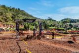 Pembalap memacu motor pada kelas 40 up Uncle Hard Enduro (UHE) 2024 di Kiram Park, Kabupaten Banjar, Kalimantan Selatan, Sabtu (10/8/2024). Kejuaraan motor trail bertaraf internasional itu diikuti sekitar seribu pembalap dari berbagai daerah di Indonesia dan 22 pembalap dari 11 negara. ANTARA/Abdul Hakim