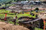 Pembalap memacu motor pada kelas internasional kejuaraan Uncle Hard Enduro (UHE) 2024 di Kiram Park, Kabupaten Banjar, Kalimantan Selatan, Sabtu (10/8/2024). Kejuaraan motor trail bertaraf internasional itu diikuti sekitar seribu pembalap dari berbagai daerah di Indonesia dan 22 pembalap dari 11 negara. ANTARA/Abdul Hakim