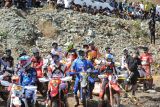 Sebanyak 22 pembalap internasional dari 11 negara bersiap mengambil posisi di garis start untuk melalui race pertama kelas internasional pada gelaran Uncle Hard Enduro (UHE) 2024 di Kiram Park, Kabupaten Banjar, Kalimantan Selatan, Sabtu (10/8/2024). Sebanyak 100 lebih pembalap nasional dan 22 pembalap internasional dari 11 negara mulai dari Asia, Afrika, dan Eropa mengikuti UHE 2024. ANTARA/Tumpal Andani Aritonang