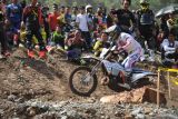 Legenda balap dunia Enduro Graham Jarvis asal Inggris unjuk kebolehan pada race pertama gelaran Uncle Hard Enduro (UHE) 2024 di Kiram Park, Kabupaten Banjar, Kalimantan Selatan, Sabtu (10/8/2024). Sebanyak 100 lebih pembalap nasional dan 22 pembalap internasional dari 11 negara mulai dari Asia, Afrika, dan Eropa mengikuti UHE 2024. ANTARA/Tumpal Andani Aritonang