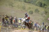 Salah satu rider kelas lokal unjuk kebolehan di hadapan penonton saat melintasi putaran satu pada race pertama gelaran Uncle Hard Enduro (UHE) 2024 di Kiram Park, Kabupaten Banjar, Kalimantan Selatan, Sabtu (10/8/2024). Sebanyak 100 lebih pembalap nasional dan 22 pembalap internasional dari 11 negara mulai dari Asia, Afrika, dan Eropa mengikuti UHE 2024. ANTARA/Tumpal Andani Aritonang