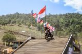 Pembalap memacu motor pada kelas lokal hobi kejuaraan Uncle Hard Enduro (UHE) 2024 di Kiram Park, Kabupaten Banjar, Kalimantan Selatan, Sabtu (10/8/2024). Kejuaraan motor trail bertaraf internasional itu diikuti sekitar seribu pembalap dari berbagai daerah di Indonesia dan 22 pembalap dari 11 negara. ANTARA/Abdul Hakim