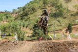 Pembalap memacu motor pada kelas lokal hobi kejuaraan Uncle Hard Enduro (UHE) 2024 di Kiram Park, Kabupaten Banjar, Kalimantan Selatan, Sabtu (10/8/2024). Kejuaraan motor trail bertaraf internasional itu diikuti sekitar seribu pembalap dari berbagai daerah di Indonesia dan 22 pembalap dari 11 negara. ANTARA/Abdul Hakim