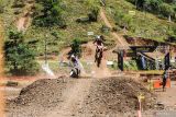 Pembalap memacu motor pada kelas lokal hobi kejuaraan Uncle Hard Enduro (UHE) 2024 di Kiram Park, Kabupaten Banjar, Kalimantan Selatan, Sabtu (10/8/2024). Kejuaraan motor trail bertaraf internasional itu diikuti sekitar seribu pembalap dari berbagai daerah di Indonesia dan 22 pembalap dari 11 negara. ANTARA/Abdul Hakim