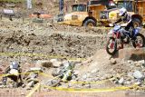 Salah satu rider kelas lokal terjatuh saat melintasi putaran satu pada race pertama gelaran Uncle Hard Enduro (UHE) 2024 di Kiram Park, Kabupaten Banjar, Kalimantan Selatan, Sabtu (10/8/2024). Sebanyak 100 lebih pembalap nasional dan 22 pembalap internasional dari 11 negara mulai dari Asia, Afrika, dan Eropa mengikuti UHE 2024. ANTARA/Tumpal Andani Aritonang