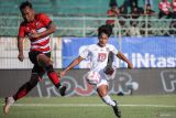 Pesepak bola Malut United Pramoedya Putra Suhardi (kanan) menendang bola dengan dihadang pesepak bola Madura United Nur Diansyah (kiri) pada pertandingan BRI Liga 1 di Stadion Gelora Bangkalan, Bangkalan, Jawa Timur, Sabtu (10/8/2024). Pertandingan berakhir imbang dengan skor 1-1. ANTARA Jatim/Rizal Hanafi/mas.