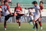 Pesepak bola Malut United Diego Maximo Martinez (kedua kanan) berebut bola dengan pesepak bola Madura United Pedro Monteiro (kiri) pada pertandingan BRI Liga 1 di Stadion Gelora Bangkalan, Bangkalan, Jawa Timur, Sabtu (10/8/2024). Pertandingan berakhir imbang dengan skor 1-1. ANTARA Jatim/Rizal Hanafi/mas.