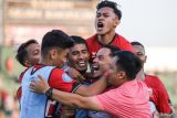 Pesepak bola Madura United Luiz Marcelo Morais (kedua kanan bawah) berselebrasi bersama rekan setimnya usai mencetak gol ke gawang Malut United pada pertandingan BRI Liga 1 di Stadion Gelora Bangkalan, Bangkalan, Jawa Timur, Sabtu (10/8/2024). Pertandingan berakhir imbang dengan skor 1-1. ANTARA Jatim/Rizal Hanafi/mas.