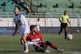 Pesepak bola Madura United Pedro Monteiro (kanan) berebut bola dengan pesepak bola Malut United Adriano Duarte (kiri) pada pertandingan BRI Liga 1 di Stadion Gelora Bangkalan, Bangkalan, Jawa Timur, Sabtu (10/8/2024). Pertandingan berakhir imbang dengan skor 1-1. ANTARA Jatim/Rizal Hanafi/mas.