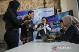 Peserta dari komunitas Pergerakan Penyandang Disabilitas dan Lanjut Usia (DILANS) mendapatkan pelatihan kecapakan digital XL Axiata Peduli Disabilitas Siap Kerja di Bandung, Jawa Barat, Sabtu (10/8/2024). Sebanyak 30 penyandang disabilitas rungu dan daksa mendapatkan pelatihan seperti digital workspace, dokumentasi audio visual hingga publikasi di media sosial sebagai fasilitas dalam peningkatan potensi serta pembekalan tentang ruang kerja inklusif. ANTARA FOTO/Novrian Arbi/agr