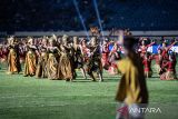 Penari membawakan tarian pembuka saat pembukaan BRI Liga 1 2024/2025 di Stadion Si Jalak Harupat, Kabupaten Bandung, Jawa Barat, Jumat (9/8/2024). Pertandingan pembuka BRI Liga 1 2024/2025 mempertemukan Persib Bandung melawan PSBS Biak. ANTARA FOTO/M Agung Rajasa/agr