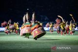 Penari membawakan tarian pembuka saat pembukaan BRI Liga 1 2024/2025 di Stadion Si Jalak Harupat, Kabupaten Bandung, Jawa Barat, Jumat (9/8/2024). Pertandingan pembuka BRI Liga 1 2024/2025 mempertemukan Persib Bandung melawan PSBS Biak. ANTARA FOTO/M Agung Rajasa/agr