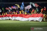 Penari membawa sejumlah bendera klub liga 1 saat pembukaan BRI Liga 1 2024/2025 di Stadion Si Jalak Harupat, Kabupaten Bandung, Jawa Barat, Jumat (9/8/2024). Pertandingan pembuka BRI Liga 1 2024/2025 mempertemukan Persib Bandung melawan PSBS Biak. ANTARA FOTO/M Agung Rajasa/agr