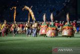 Penari membawakan tarian pembuka saat pembukaan BRI Liga 1 2024/2025 di Stadion Si Jalak Harupat, Kabupaten Bandung, Jawa Barat, Jumat (9/8/2024). Pertandingan pembuka BRI Liga 1 2024/2025 mempertemukan Persib Bandung melawan PSBS Biak. ANTARA FOTO/M Agung Rajasa/agr