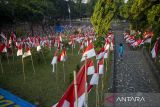 Pengunjung melihat bendera Merah Putih yang dipasang di halaman Gedung Museum Perundingan Linggarjati, Kuningan, Jawa Barat, Jumat (9/8/2024). Pemasangan 10.001 bendera Merah Putih tersebut dalam rangka menyambut perayaan HUT ke-79 Kemerdekaan RI. ANTARA FOTO/Dedhez Anggara/agr