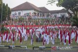 Pengunjung berswafoto di antara bendera Merah Putih yang dipasang di halaman Gedung Museum Perundingan Linggarjati, Kuningan, Jawa Barat, Jumat (9/8/2024). Pemasangan 10.001 bendera Merah Putih tersebut dalam rangka menyambut perayaan HUT ke-79 Kemerdekaan RI. ANTARA FOTO/Dedhez Anggara/agr