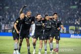 Pesepak bola Persib Bandung merayakan kemenangan seusai mencetak gol saat melawan PSBS Biak pada pertandingan BRI Liga 1 2024/2025 di Stadion Si Jalak Harupat, Kabupaten Bandung, Jawa Barat, Jumat (9/8/2024). Persib Bandung menang atas PSBS Biak dengan skor 4-1. ANTARA FOTO/M Agung Rajasa/agr