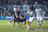 Pesepak bola Persib Bandung Ciro Henrique Alves (kedua kiri) melakukan tendangan dibayangi pesepak bola PSBS Biak Julian Velazquez (kedua kanan) dan Jonata Machado (kanan) saat pertandingan BRI Liga 1 2024/2025 di Stadion Si Jalak Harupat, Kabupaten Bandung, Jawa Barat, Jumat (9/8/2024). Persib Bandung menang atas PSBS Biak dengan skor 4-1. ANTARA FOTO/M Agung Rajasa/agr
