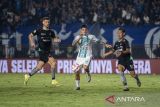 Pesepak bola PSBS Biak Abel Arganaraz (tengah) mengejar bola dibayangi pesepak bola Persib Bandung Henhen Herdiana (kanan) dan Nick Kuipers (kiri) saat pertandingan BRI Liga 1 2024/2025 di Stadion Si Jalak Harupat, Kabupaten Bandung, Jawa Barat, Jumat (9/8/2024). Persib Bandung menang atas PSBS Biak dengan skor 4-1. ANTARA FOTO/M Agung Rajasa/agr