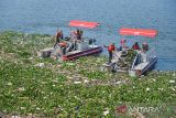 Petugas mengoperasikan perahu ponton di Sektor 9 Citarum Harum, Batujajar, Kabupaten Bandung Barat, Jawa Barat, Sabtu (10/8/2024). Bengpuspal TNI AD memproduksi empat perahu ponton penarik sampah serta satu buah conveyor yang merupakan produk unggulan dari Kasad Maruli Simanjuntak yang ditujukan untuk membantu percepatan pembersihan Sungai Citarum. ANTARA FOTO/Raisan Al Farisi/agr
