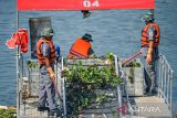 Petugas mengoperasikan perahu ponton di Sektor 9 Citarum Harum, Batujajar, Kabupaten Bandung Barat, Jawa Barat, Sabtu (10/8/2024). Bengpuspal TNI AD memproduksi empat perahu ponton penarik sampah serta satu buah conveyor yang merupakan produk unggulan dari Kasad Maruli Simanjuntak yang ditujukan untuk membantu percepatan pembersihan Sungai Citarum. ANTARA FOTO/Raisan Al Farisi/agr
