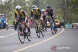 Pebalap memacu sepedanya saat mengikuti kategori Individual Road Race pada Tour de Linggarjati 2024 di Cigugur, Kuningan, Jawa Barat, Sabtu (10/8/2024). Ajang balap sepeda yang diikuti peserta dari berbagai daerah tersebut mempertandingkan kategori Individual Road Race (IRR) dengan jumlah peserta sebanyak 182 pebalap. ANTARA FOTO/Dedhez Anggara/agr