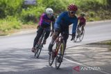 Pebalap memacu sepedanya saat mengikuti kategori Individual Road Race pada Tour de Linggarjati 2024 di Cigugur, Kuningan, Jawa Barat, Sabtu (10/8/2024). Ajang balap sepeda yang diikuti peserta dari berbagai daerah tersebut mempertandingkan kategori Individual Road Race (IRR) dengan jumlah peserta sebanyak 182 pebalap. ANTARA FOTO/Dedhez Anggara/agr