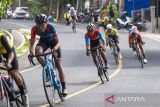 Pebalap memacu sepedanya saat mengikuti kategori Individual Road Race pada Tour de Linggarjati 2024 di Cigugur, Kuningan, Jawa Barat, Sabtu (10/8/2024). Ajang balap sepeda yang diikuti peserta dari berbagai daerah tersebut mempertandingkan kategori Individual Road Race (IRR) dengan jumlah peserta sebanyak 182 pebalap. ANTARA FOTO/Dedhez Anggara/agr