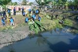 Sejumlah petugas gabungan dan relawan membersihkan Sungai Blender yang berada di perbatasan wilayah Kota dan Kabupaten Madiun,  Jawa Timur, Sabtu (10/8/2024). Petugas gabungan dari Badan Penanggulangan Bencana Daerah (BPBD), Balai Besar Wilayah Sungai (BBWS) Bengawan Solo, Dinas Pekerjaan Umum dan Penataan Ruang Kota, Dinas Lingkungan Hidup, TNI, Polri dan relawan membersihkan sampah, rumput dan tanaman di kawasan sungai sebagai upaya mengendalikan banjir saat musim hujan. Antara Jatim/Siswowidodo/mas.