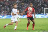 Pesepak bola Bali United Fitrul Dwi Rustapa (kanan) berebut bola dengan pesepak bola Persik Kediri Ze Valente (kiri) pada pertandingan Liga 1 di Stadion Brawijaya, Kota Kediri, Jawa Timur, Minggu (11/8/2024). Pertandingan tersebut dimenangkan Bali United dengan skor 3-1. Antara Jatim/Prasetia Fauzani/um