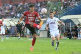 Pesepak bola Bali United Yusef Elias Dolah (kiri) berebut bola dengan pesepak bola Persik Kediri Ramiro Ezequiel Fergonzi (kanan) pada pertandingan Liga 1 di Stadion Brawijaya, Kota Kediri, Jawa Timur, Minggu (11/8/2024). Pertandingan tersebut dimenangkan Bali United dengan skor 3-1. Antara Jatim/Prasetia Fauzani/um