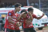 Pesepak bola Bali United Mitsuru Maruoka (tengah) bersama rekan setimnya melakukan selebrasi usai mencetak gol ke gawang Persik Kediri pada pertandingan Liga 1 di Stadion Brawijaya, Kota Kediri, Jawa Timur, Minggu (11/8/2024). Pertandingan tersebut dimenangkan Bali United dengan skor 3-1. Antara Jatim/Prasetia Fauzani/um