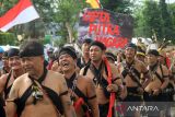 Peserta tampil dalam acara Karnaval Budaya Khatulistiwa di Pontianak, Kalimantan Barat, Minggu (11/8/2024). Karnaval yang melibatkan berbagai elemen masyarakat setempat dan menampilkan atraksi budaya tersebut diselenggarakan untuk memeriahkan HUT ke-79 kemerdekaan Republik Indonesia. ANTARA FOTO/Jessica Wuysang