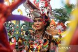 Peserta tampil dalam acara Karnaval Budaya Khatulistiwa di Pontianak, Kalimantan Barat, Minggu (11/8/2024). Karnaval yang melibatkan berbagai elemen masyarakat setempat dan menampilkan atraksi budaya tersebut diselenggarakan untuk memeriahkan HUT ke-79 kemerdekaan Republik Indonesia. ANTARA FOTO/Jessica Wuysang