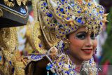 Peserta tampil dalam acara Karnaval Budaya Khatulistiwa di Pontianak, Kalimantan Barat, Minggu (11/8/2024). Karnaval yang melibatkan berbagai elemen masyarakat setempat dan menampilkan atraksi budaya tersebut diselenggarakan untuk memeriahkan HUT ke-79 kemerdekaan Republik Indonesia. ANTARA FOTO/Jessica Wuysang