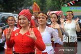 Peserta tampil dalam acara Karnaval Budaya Khatulistiwa di Pontianak, Kalimantan Barat, Minggu (11/8/2024). Karnaval yang melibatkan berbagai elemen masyarakat setempat dan menampilkan atraksi budaya tersebut diselenggarakan untuk memeriahkan HUT ke-79 kemerdekaan Republik Indonesia. ANTARA FOTO/Jessica Wuysang