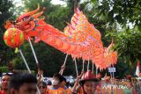 Peserta tampil dalam acara Karnaval Budaya Khatulistiwa di Pontianak, Kalimantan Barat, Minggu (11/8/2024). Karnaval yang melibatkan berbagai elemen masyarakat setempat dan menampilkan atraksi budaya tersebut diselenggarakan untuk memeriahkan HUT ke-79 kemerdekaan Republik Indonesia. ANTARA FOTO/Jessica Wuysang