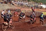 Para pembalap kelas internasional bersaing ketat pada final 3 lap di Uncle Hard Enduro 2024 di Kiram Park Kabupaten Banjar, Kalsel pada Minggu (11/8/2024). ANTARA/Sukarli