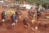 Para pembalap kelas internasional bersaing ketat pada final 3 lap di Uncle Hard Enduro 2024 di Kiram Park Kabupaten Banjar, Kalsel pada Minggu (11/8/2024). ANTARA/Sukarli